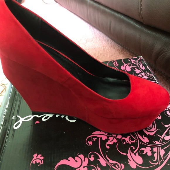 NWOT Qupid Red suede wedges - Picture 3 of 3